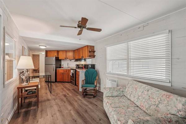 111 LAKEVIEW DR, Palmetto, FL 34221