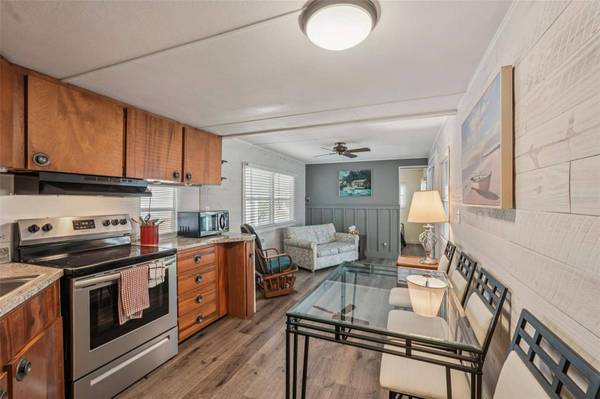 111 LAKEVIEW DR, Palmetto, FL 34221