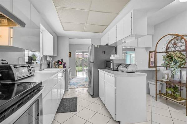 7128 W COUNTRY CLUB DR N, Sarasota, FL 34243