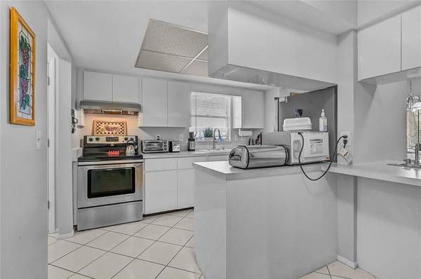 7128 W COUNTRY CLUB DR N, Sarasota, FL 34243