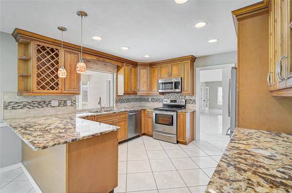 3215 PINE VALLEY DR, Sarasota, FL 34239