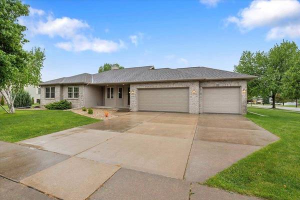 2101 Meadow Green, Stoughton, WI 53589