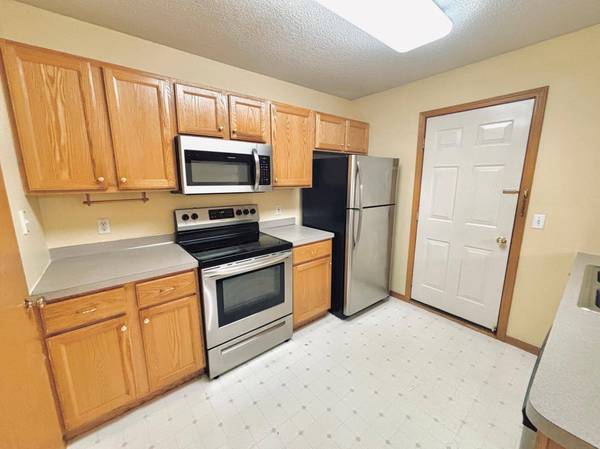 13207 Bush LN, Eden Prairie, MN 55347