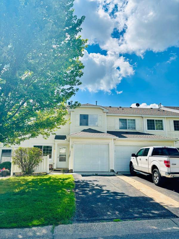 13207 Bush LN, Eden Prairie, MN 55347