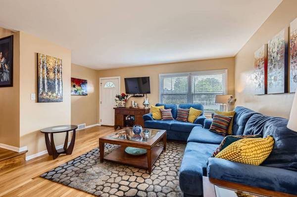 437 S Elmhurst RD, Mount Prospect, IL 60056