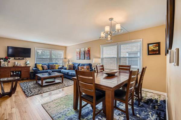 437 S Elmhurst RD, Mount Prospect, IL 60056