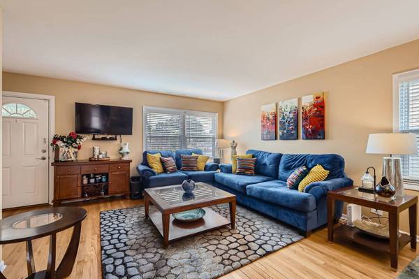 437 S Elmhurst RD, Mount Prospect, IL 60056