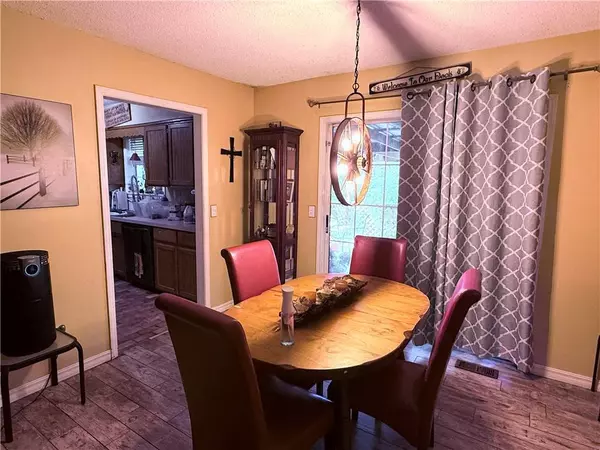 8517 Spruce Dr, Rogers, AR 72756