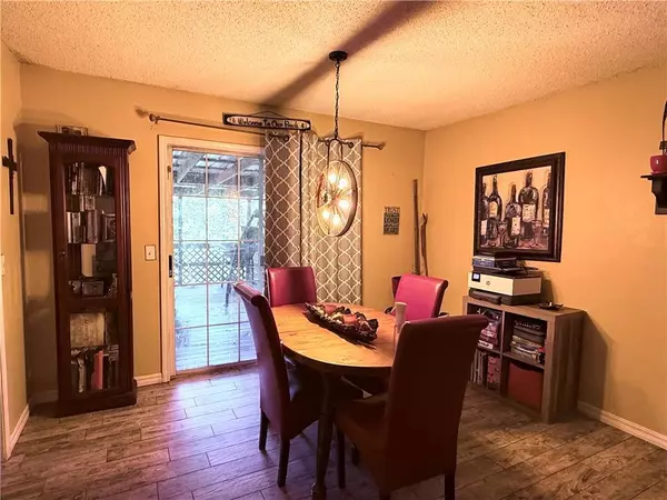 8517 Spruce Dr, Rogers, AR 72756