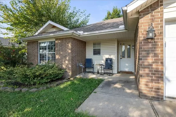 211 Sun Meadow Dr, Centerton, AR 72719