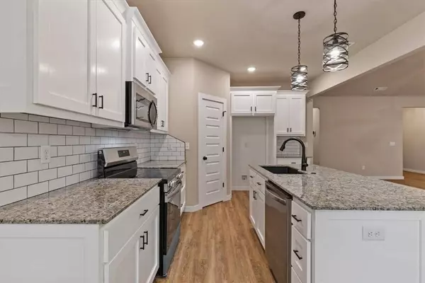 1 Insh Cir, Bella Vista, AR 72715