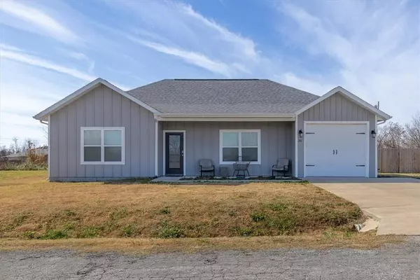 35 Francis Dr, Bella Vista, AR 72715