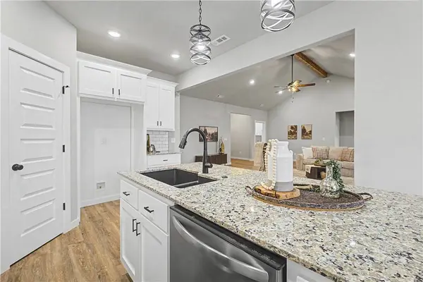 1 Insh Cir, Bella Vista, AR 72715