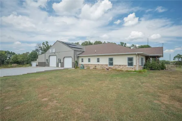 8708 Farm Road 2140, Cassville, MO 65625