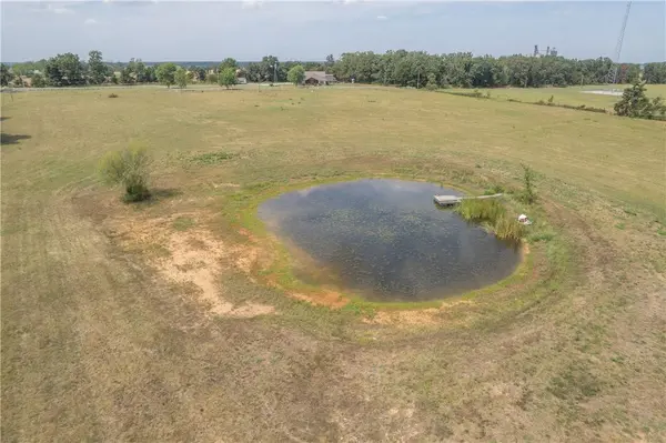 8708 Farm Road 2140, Cassville, MO 65625