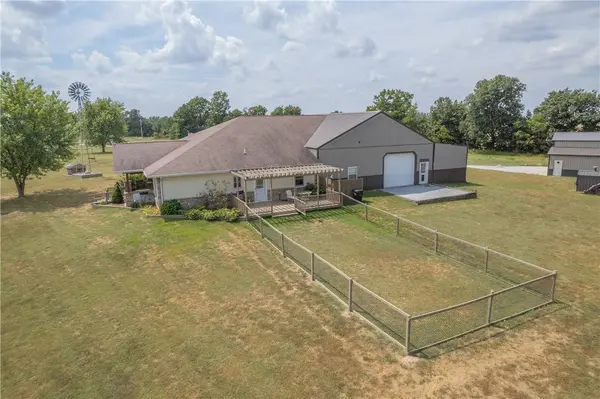 8708 Farm Road 2140, Cassville, MO 65625