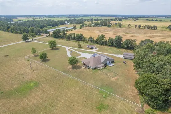 8708 Farm Road 2140, Cassville, MO 65625