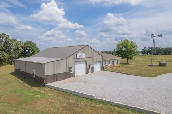 8708 Farm Road 2140, Cassville, MO 65625