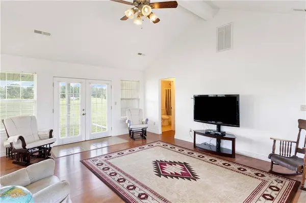 8861 Farm Road 2212, Cassville, MO 65625