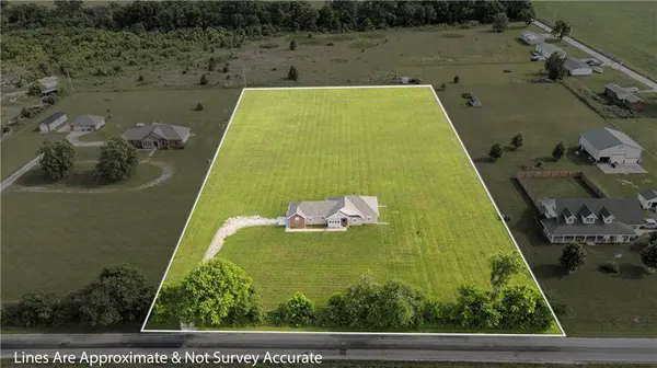 8861 Farm Road 2212, Cassville, MO 65625