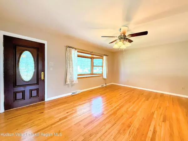 38 Grounds PL, Albany, NY 12205