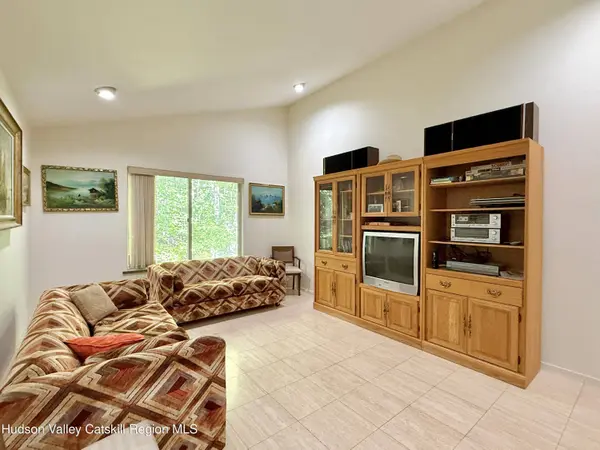 27 Chestnut DR, Tannersville, NY 12485