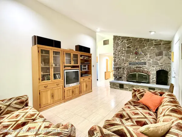 27 Chestnut DR, Tannersville, NY 12485