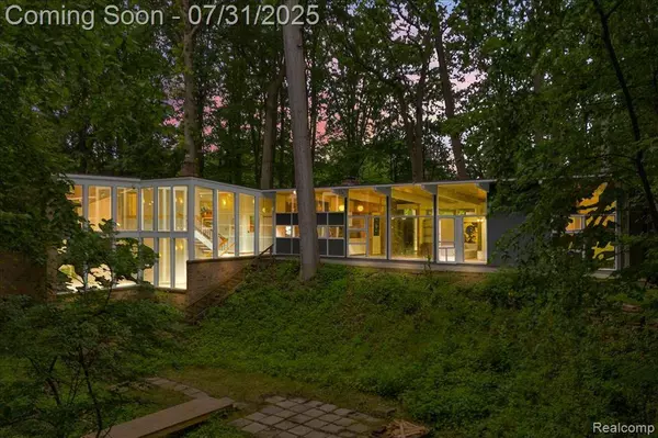 24321 Mulberry Court, Southfield, MI 48033