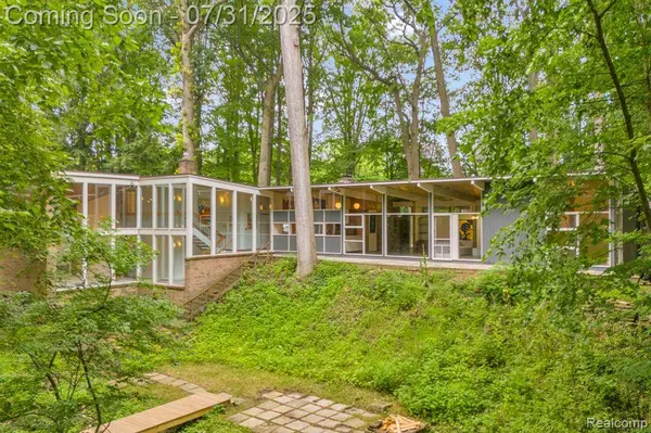 24321 Mulberry Court, Southfield, MI 48033