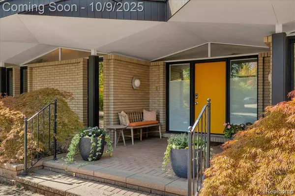 28401 River Crest Drive, Southfield, MI 48034