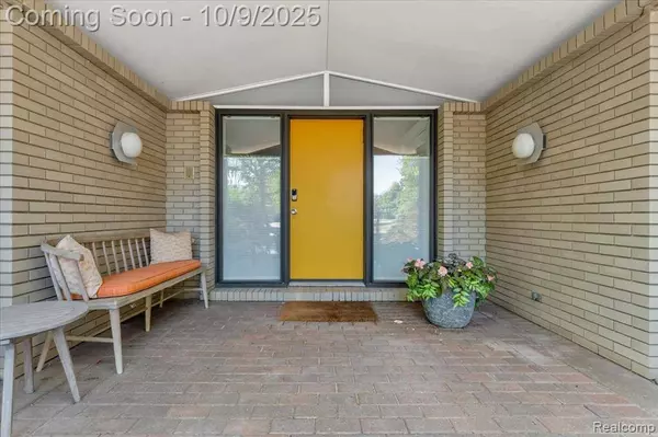 28401 River Crest Drive, Southfield, MI 48034