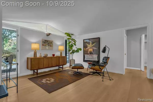 28401 River Crest Drive, Southfield, MI 48034