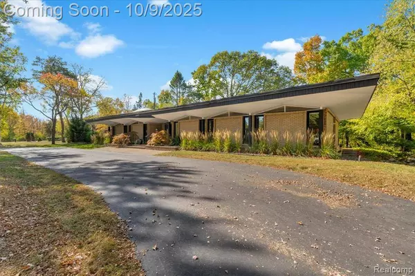 28401 River Crest Drive, Southfield, MI 48034