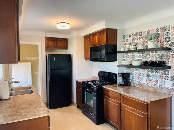 1040 E Maxlow AVE, Hazel Park, MI 48030