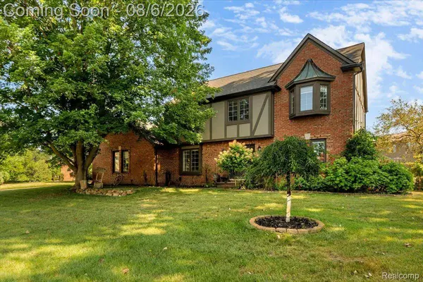 2765 Hunter Heights DR SW, West Bloomfield Charter Township, MI 48324