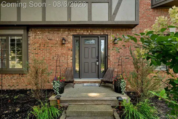 2765 Hunter Heights DR SW, West Bloomfield Charter Township, MI 48324