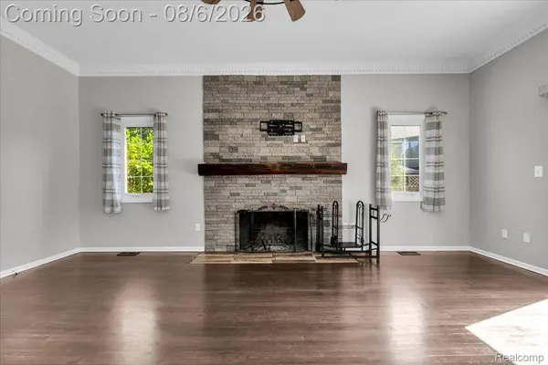 2765 Hunter Heights DR SW, West Bloomfield Charter Township, MI 48324