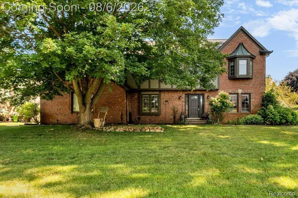 2765 Hunter Heights DR SW, West Bloomfield Charter Township, MI 48324