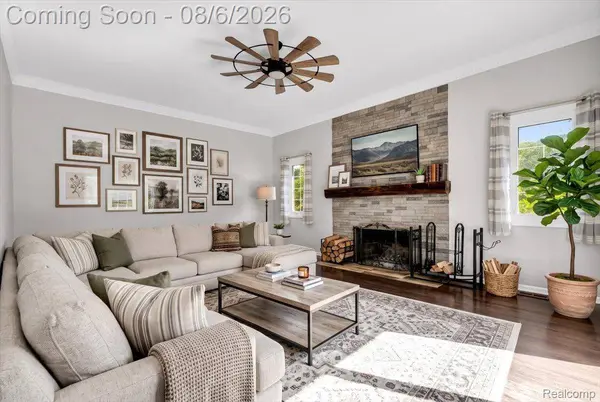 2765 Hunter Heights DR SW, West Bloomfield Charter Township, MI 48324