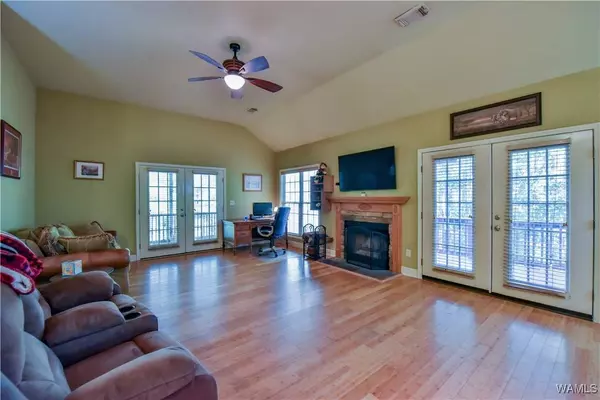 15986 Riverbend Ln, Moundville, AL 35474