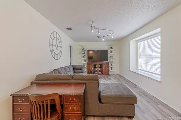 5718 Ponderosa Dr, San Antonio, TX 78240