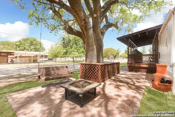 161 Water St, Pipe Creek, TX 78063