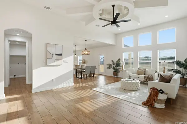 100 W Short Meadow, Lytle, TX 78052