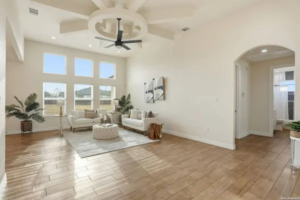 100 W Short Meadow, Lytle, TX 78052