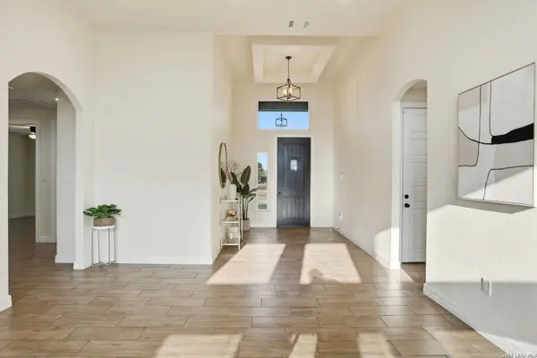 100 W Short Meadow, Lytle, TX 78052