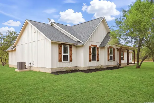351 Private Road 6623, Devine, TX 78016
