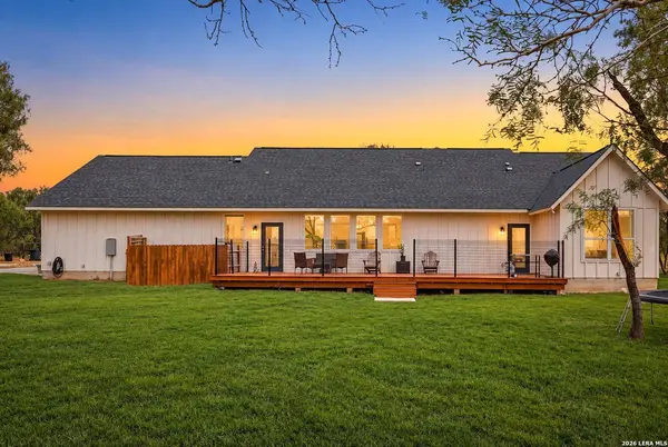 351 Private Road 6623, Devine, TX 78016