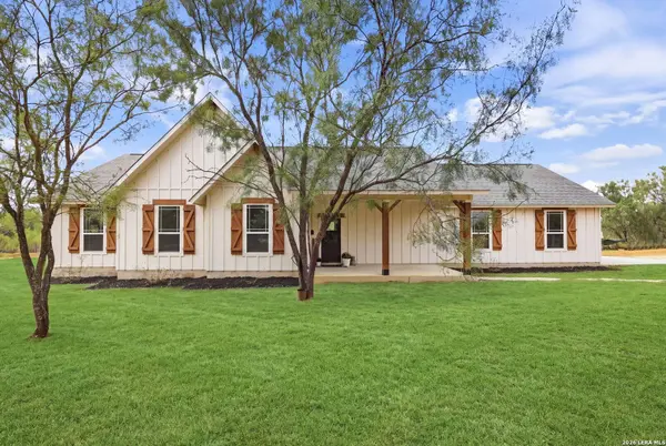 351 Private Road 6623, Devine, TX 78016