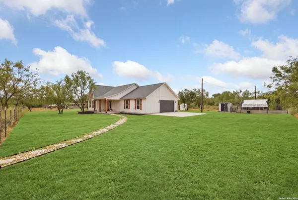 351 Private Road 6623, Devine, TX 78016