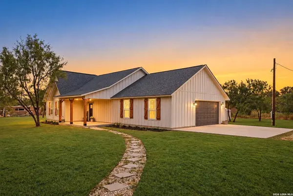 351 Private Road 6623, Devine, TX 78016